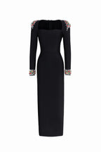 CZARNA SUKIENKA MIDI BANDAŻOWA Z KRYSZTAŁOWYMI ZDOBIENIAMI NA RAMIONACH I MANKIETACH