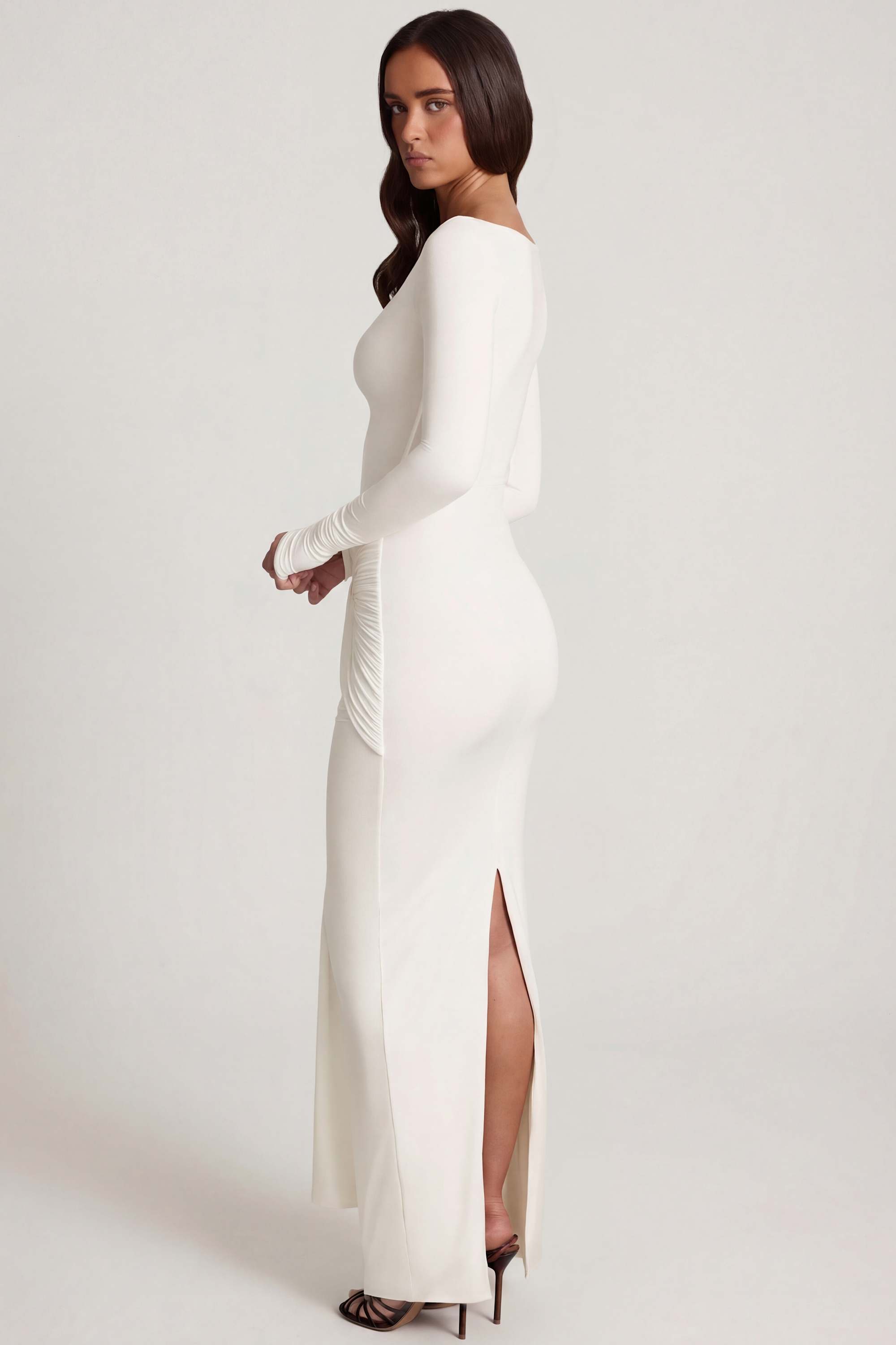 SUKIENKA MAXI ELEGANCKA DOPASOWANA DŁUGI RĘKAW DRAPOWANA BIAŁA