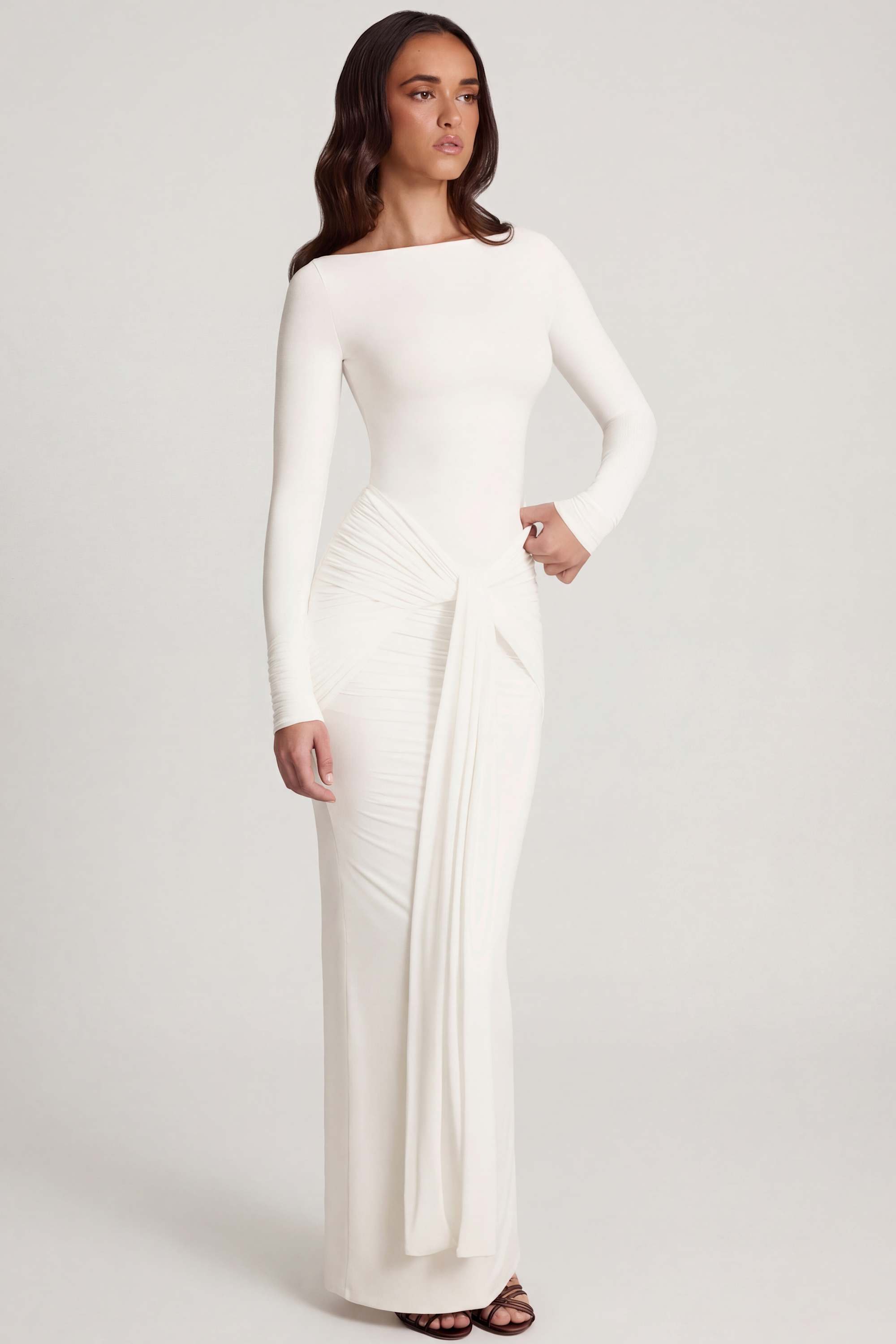 SUKIENKA MAXI ELEGANCKA DOPASOWANA DŁUGI RĘKAW DRAPOWANA BIAŁA