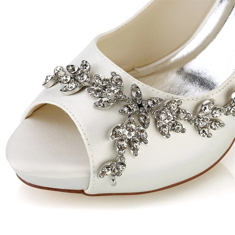 Eleganckie szpilki ślubne peep toe z kryształkami – srebrzysta biel
