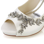 Eleganckie szpilki ślubne peep toe z kryształkami – srebrzysta biel