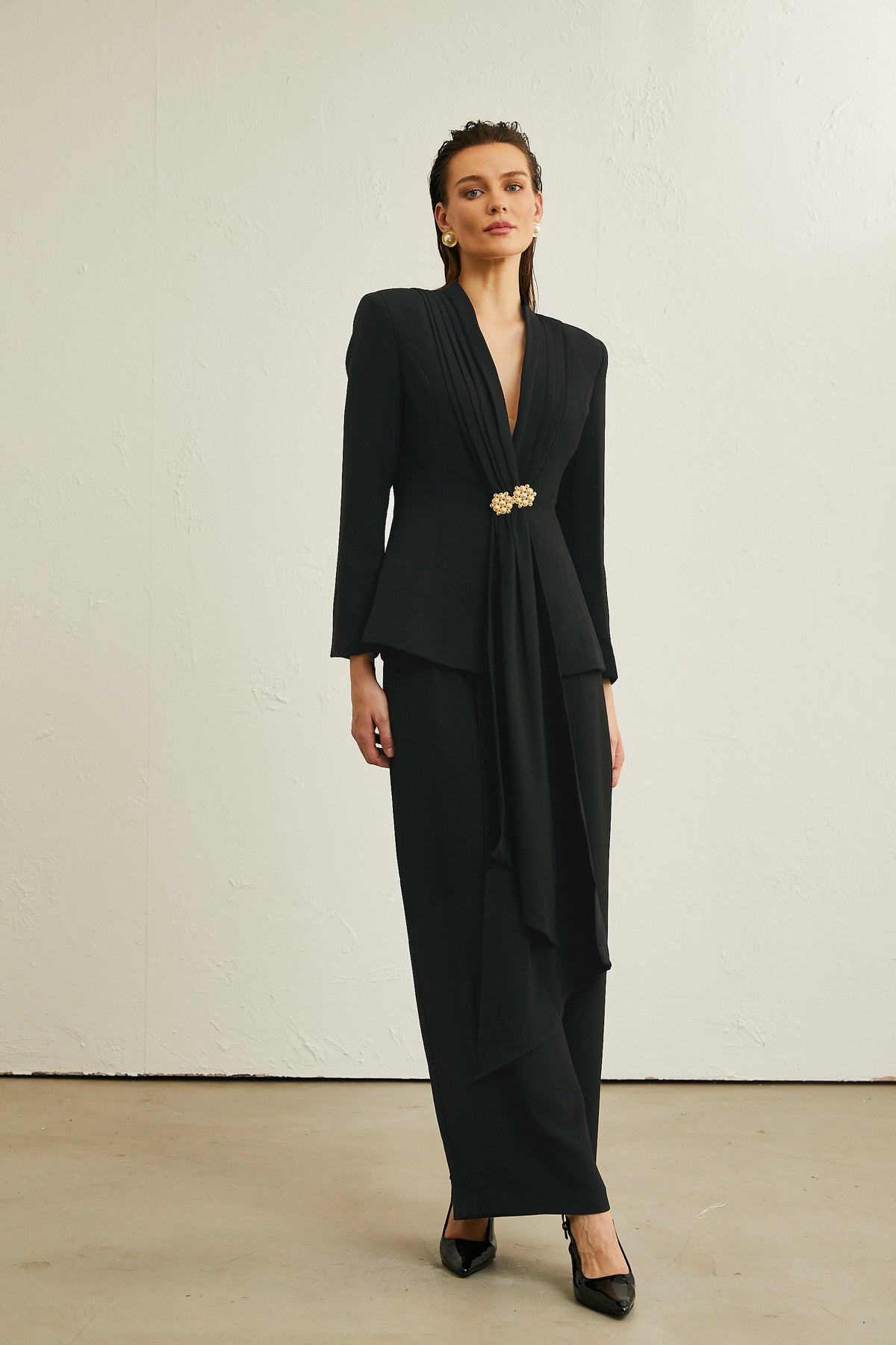 CZARNY ELEGANCKI KOMPLET DAMSKI Z PLISOWANĄ MARYNARKĄ I SZEROKIMI SPODNIAMI