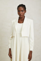 BIAŁY ELEGANCKI KOMPLET DAMSKI Z KRÓTKĄ MARYNARKĄ I PLISOWANĄ SUKIENKĄ MIDI