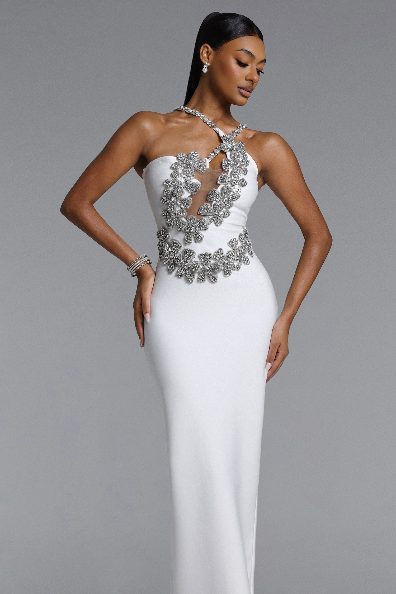SUKIENKA MAXI VERONIC GLAMOROUS CONTOUR HALTER CUT OUT Z KRYSZTAŁKAMI I UKRYTYM BANDAGE