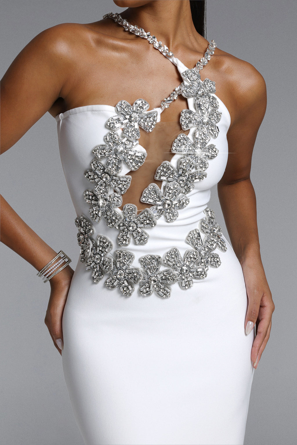 SUKIENKA MAXI VERONIC GLAMOROUS CONTOUR HALTER CUT OUT Z KRYSZTAŁKAMI I UKRYTYM BANDAGE