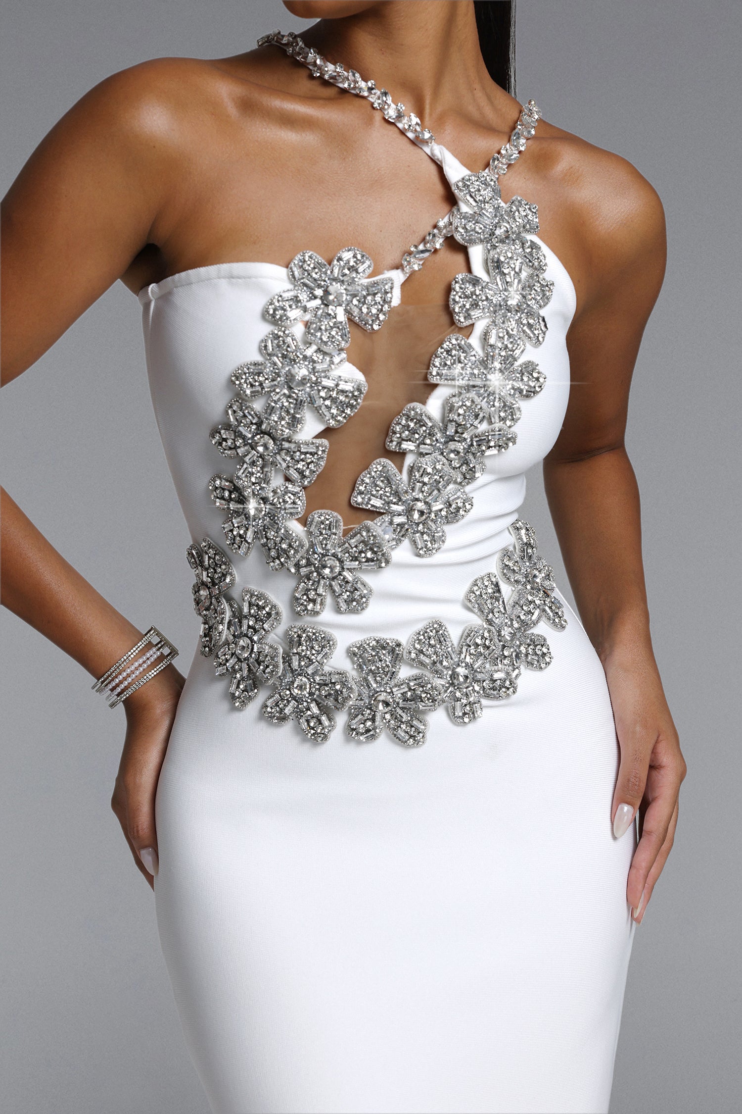 SUKIENKA MAXI VERONIC GLAMOROUS CONTOUR HALTER CUT OUT Z KRYSZTAŁKAMI I UKRYTYM BANDAGE