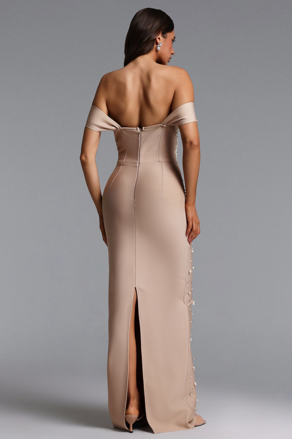 JAYLEE GLAMOROUS SUKIENKA MAXI Z PERŁAMI I KRYSZTAŁKAMI Z ODSŁONIĘTYMI RAMIONAMI