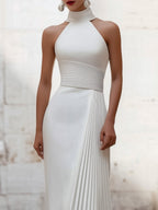 Elegancka plisowana satynowa suknia wieczorowa z dekoltem halter