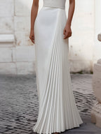 Elegancka plisowana satynowa suknia wieczorowa z dekoltem halter