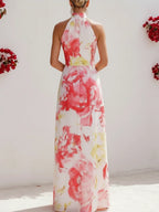 Różowa satynowa sukienka maxi w kwiaty z dekoltem halter