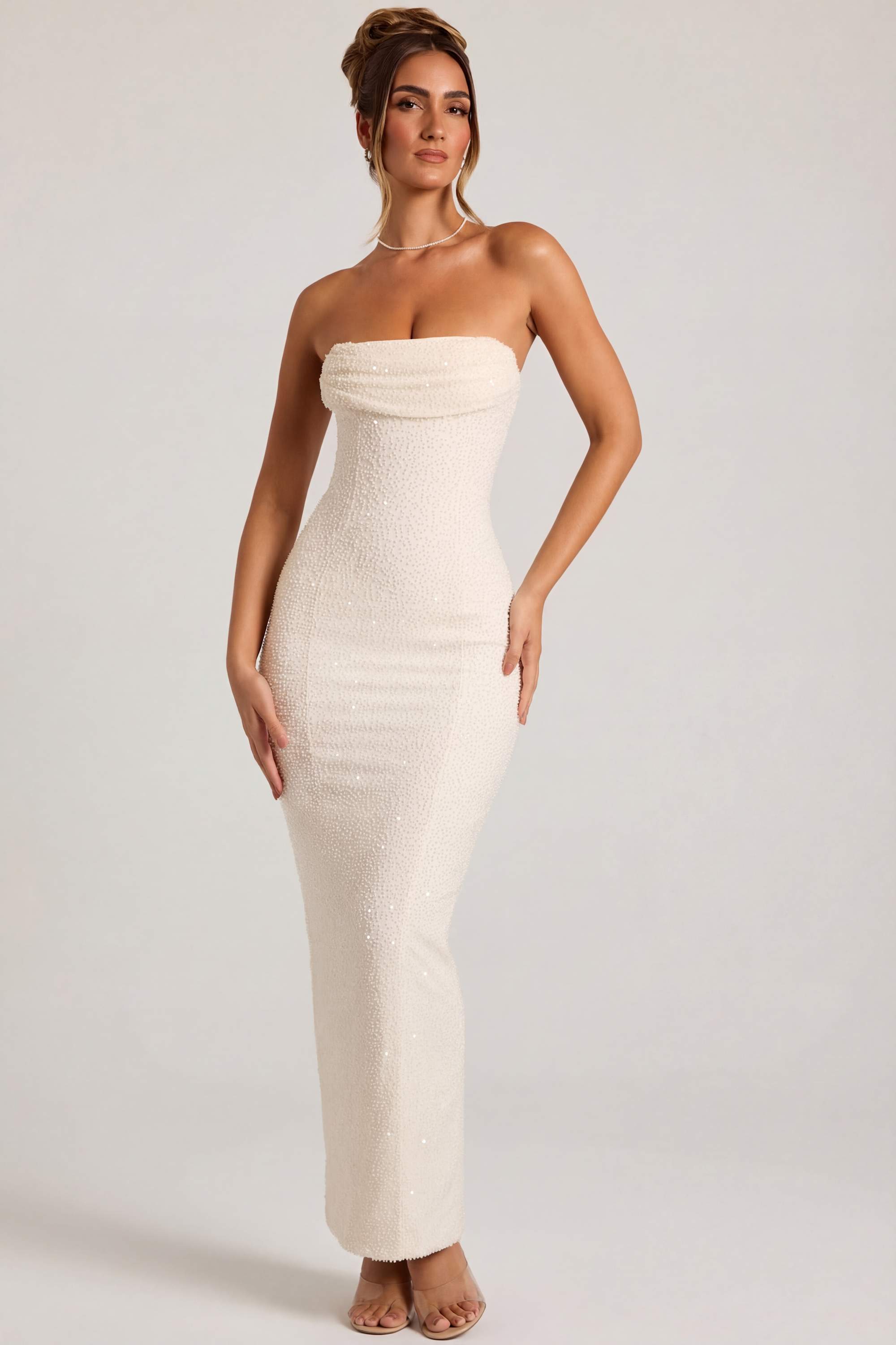 Biała sukienka maxi bandeau z eleganckim dekoltem typu golf