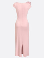 Różowa sukienka midi bodycon z asymetrycznym dekoltem, marszczeniem i kwiatem 3D (Kopia)