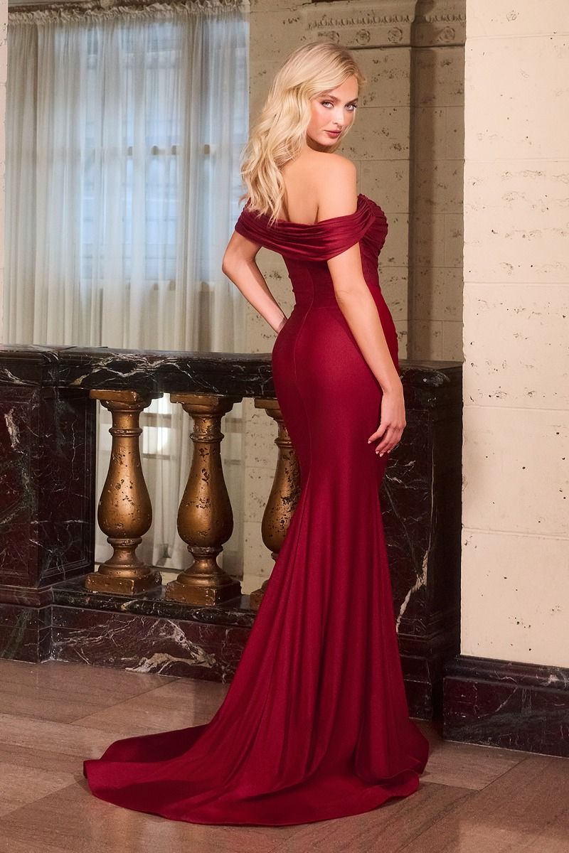 Elegancka satynowa suknia z odkrytymi ramionami, marszczeniem i luksusowym zdobieniem z kryształków