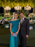 Elegancka plisowana suknia wieczorowa z asymetrycznym dekoltem i trenem