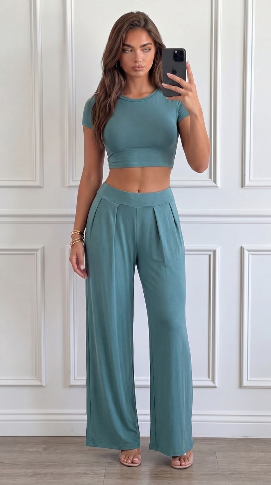 Stylowy dwuczęściowy komplet składający się z dopasowanego crop topu z krótkim rękawem