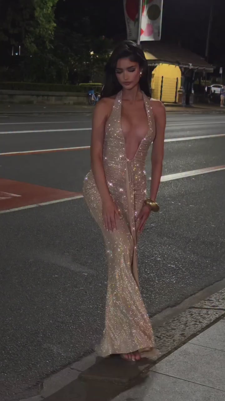 Złota suknia maxi halter z głębokim dekoltem i kryształowym połyskiem