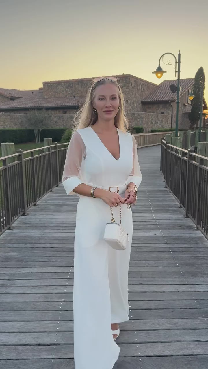 Biały elegancki kombinezon z dekoltem w serek, paskiem i szerokimi nogawkami