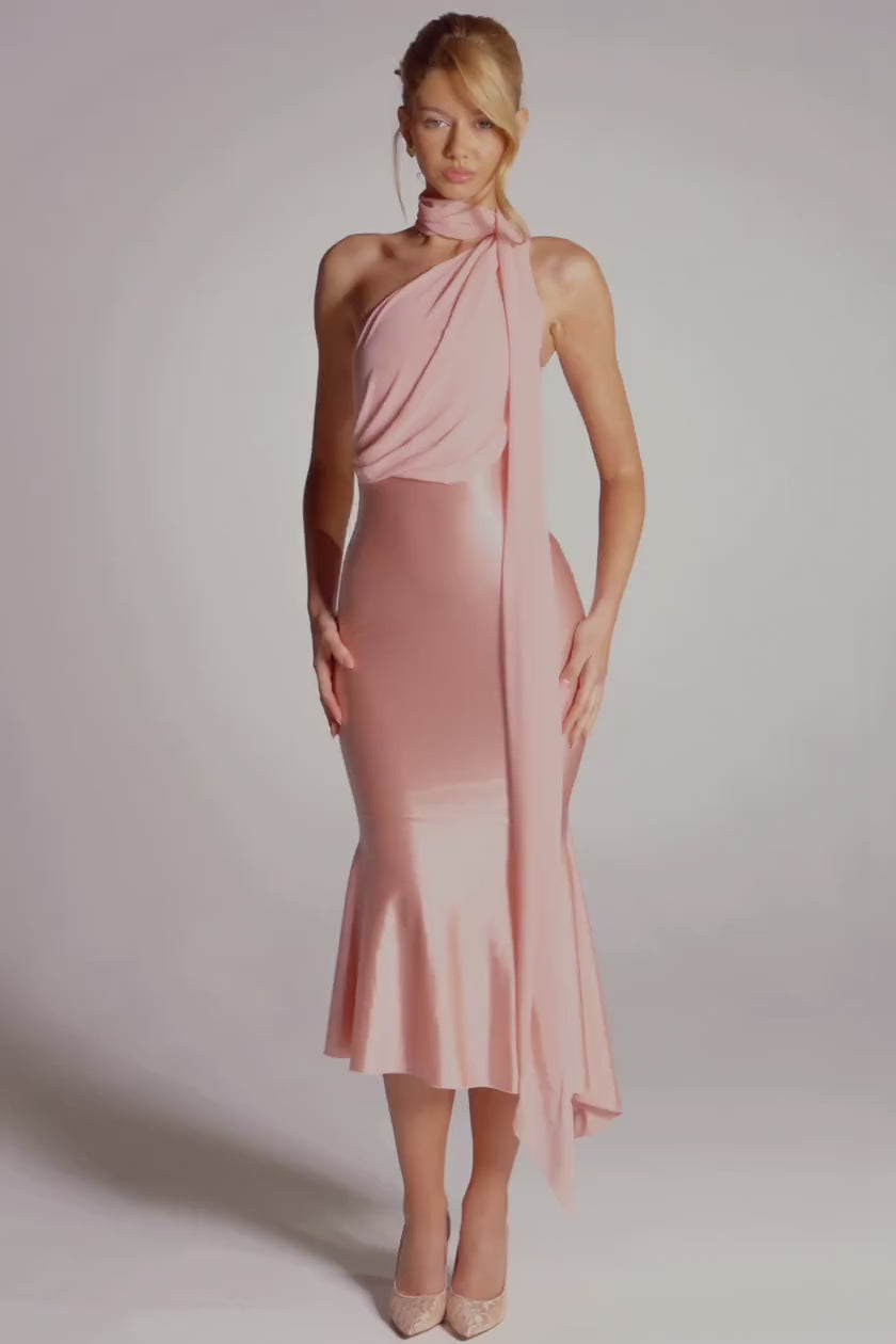 Elegancka sukienka midi w pudrowym różu z efektownym szalem