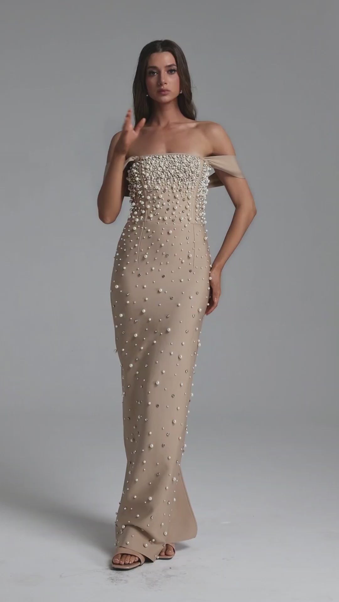 JAYLEE GLAMOROUS SUKIENKA MAXI Z PERŁAMI I KRYSZTAŁKAMI Z ODSŁONIĘTYMI RAMIONAMI
