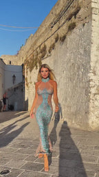 NIEBIESKA SUKIENKA MAXI OMBRE Z DEKOLTEM HALTER I KRYSZTAŁAMI SHAWNETTE
