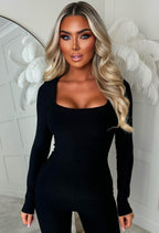 CZARNY KOMBINEZON DAMSKI SULTRY SILHOUETTE – DOPASOWANY Z KWADRATOWYM DEKOLTEM
